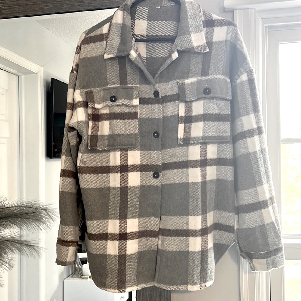 Woman’s Shacket - Picture 2 of 3